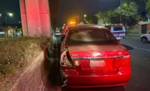 Automovilista choca contra un muro de contención en Venustiano Carranza
