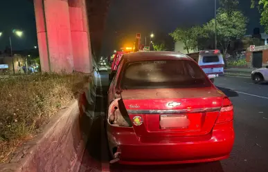 Automovilista choca contra un muro de contención en Venustiano Carranza