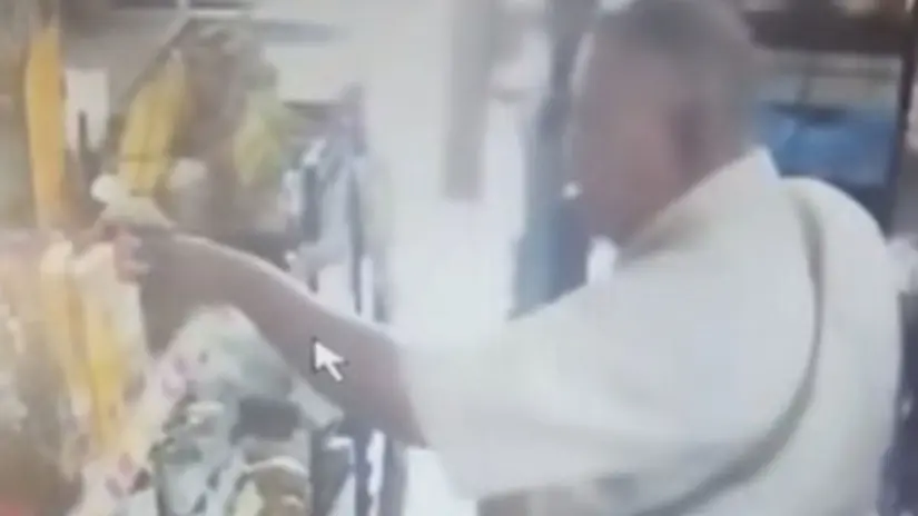 El sujeto fue grabado mientras escondía productos bajo su ropa sin mostrar preocupación. Foto: Captura pantalla Facebook / Odis Guerra