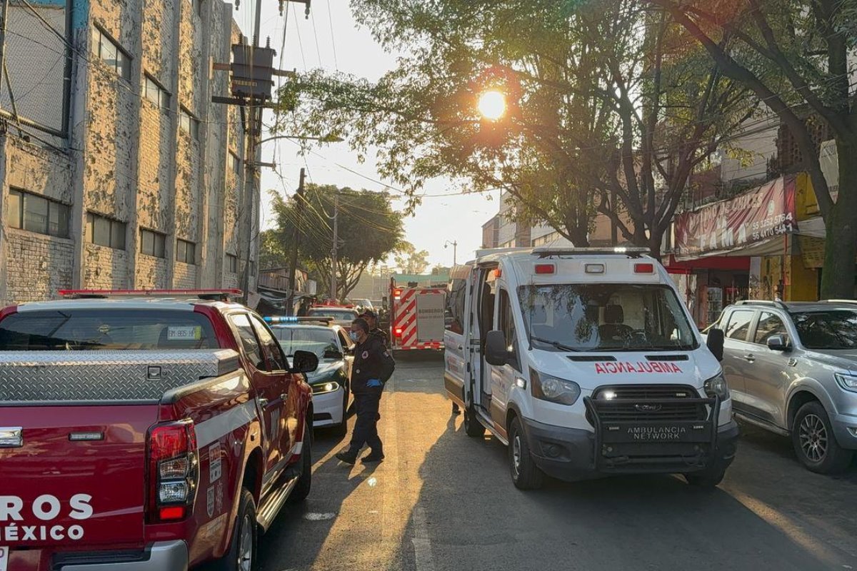 Atención al incendio en Tacubaya. Foto: Ramón Ramírez