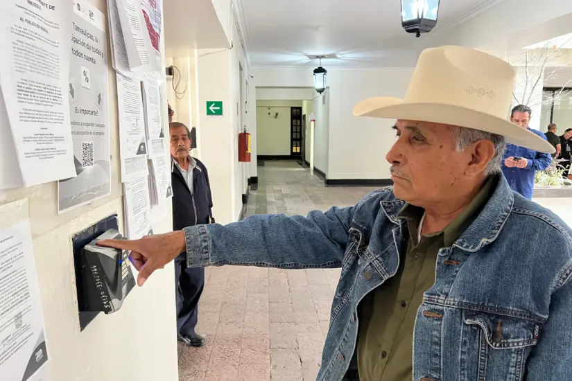 Todo lo anterior lo platicó don Mundo durante su último día de trabajo, antes de checar salida por última vez. Foto: Daniel Espinoza