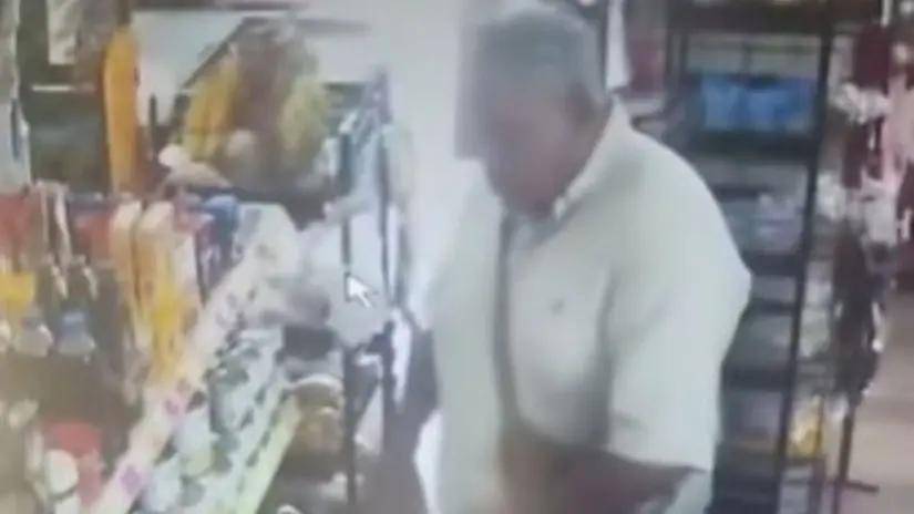 Usuarios aseguran haber visto al presunto responsable en otras tiendas de la zona.