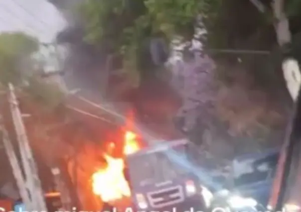Camión de transporte público se incendia en alcaldía Coyoacán