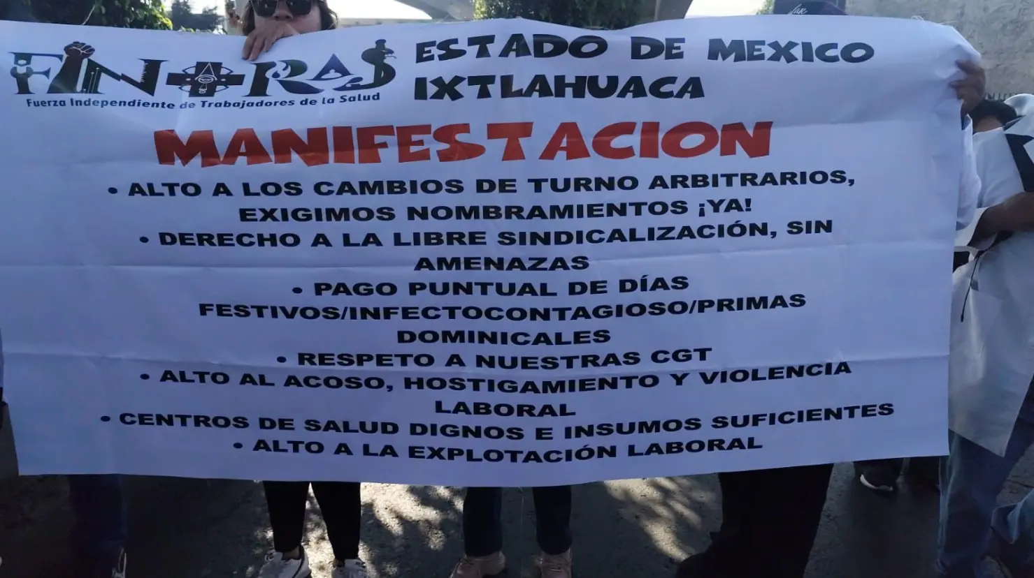 Los manifestantes piden el cese de acoso laboral, el derecho a la sindicalización y el pago puntual de diversas prestaciones. Imagen: Fernando Cruz