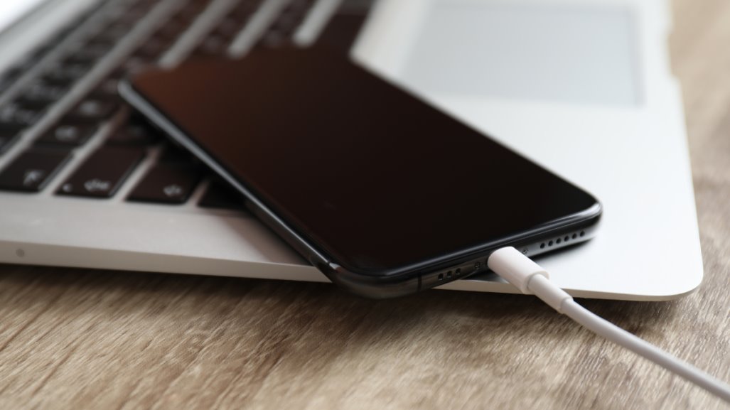 El trucazo para cargar tu iPhone en tiempo récord y que Apple recomienda