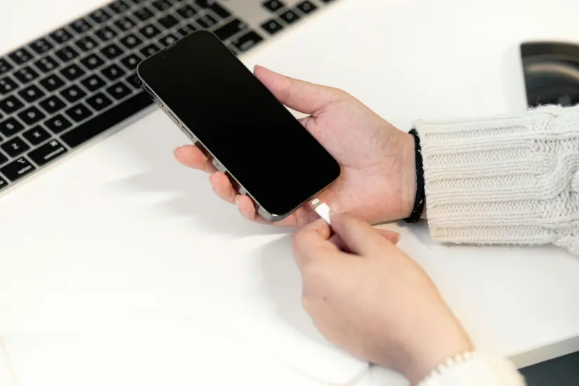 Cargador iPhone lento: descubre la solución de Apple para mejorar la carga y proteger la batería. Foto: Canva