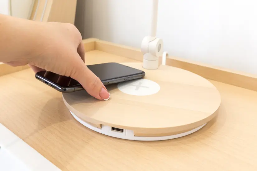 La carga inalámbrica en iPhone se limitará a 7-5 W de haber otros dispositivos conectados al mismo tiempo. Foto: Canva