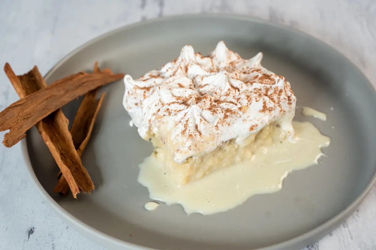 Disfruta del auténtico tres leches, el postre latinoamericano que no puede faltar en tu mesa. Foto: Canva