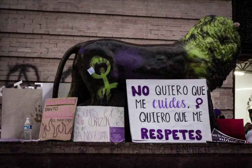 Estatua en la Zona Centro de Saltillo pintada en marcha del 8M / Foto: Yuzaleth Rocha