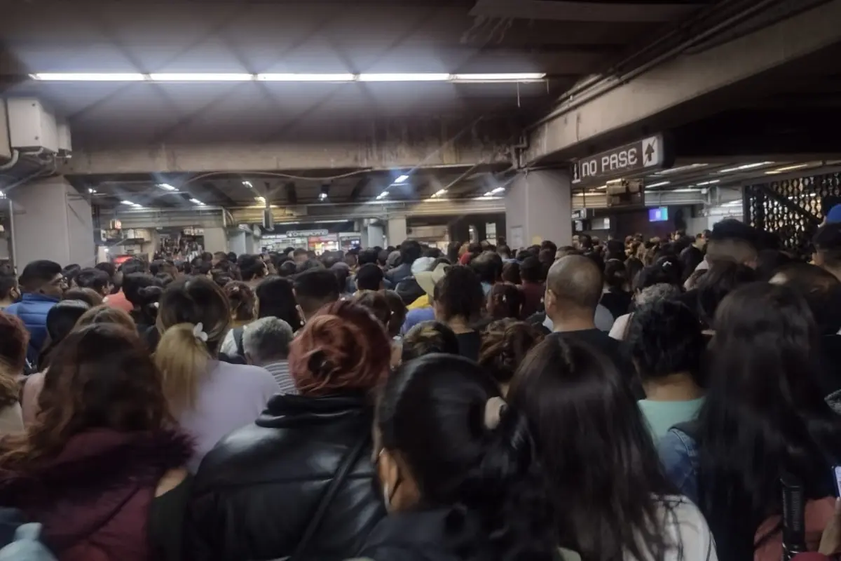 Personas intentando ingresar a una estación del Metro. Foto: X (@Gposiadeoficial)