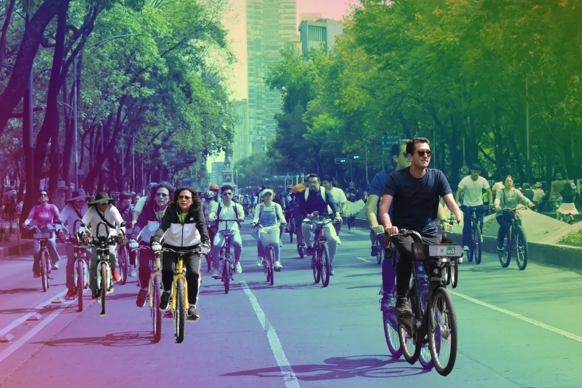 Personas en el paseo dominical Muévete en Bici. Foto: @MIBiciCDMX | Canva