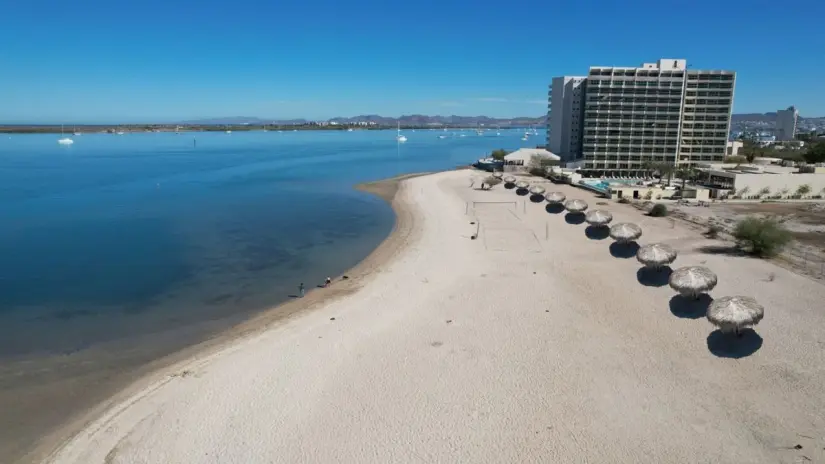 La playa debe su nombre al antiguo hotel La Posada de Engelbert, fundado en los años 70 por el cantante Engelbert Humperdinck. Foto: Héctor Romero /  POSTA BCS
