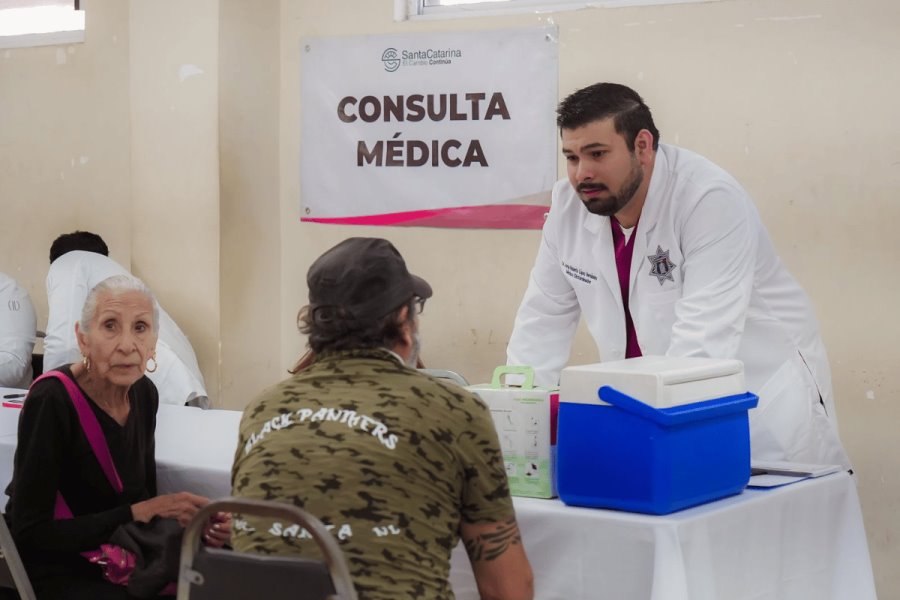 Policías de Santa Catarina llevan salud y apoyo a grupos vulnerables
