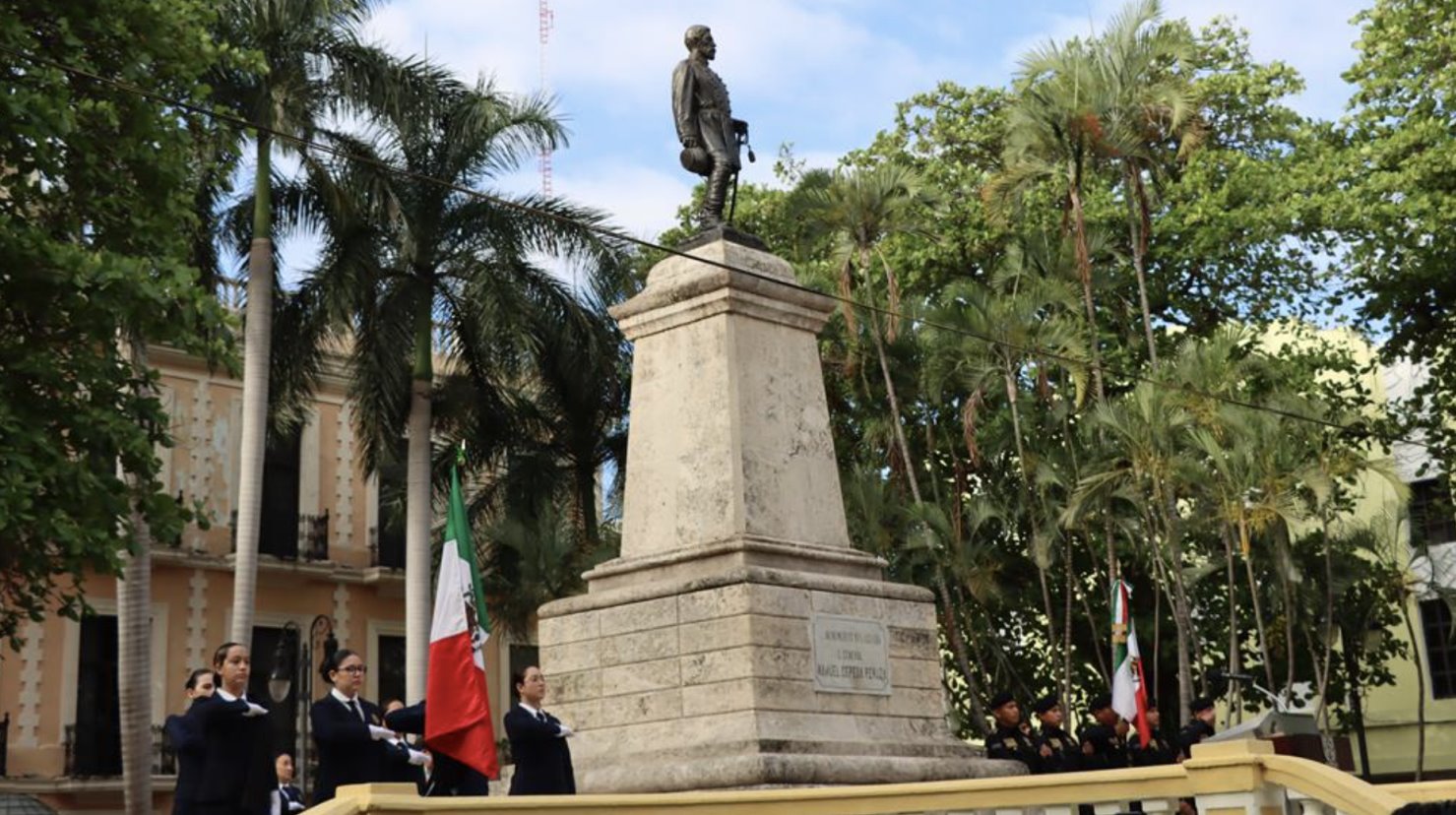 Autoridades quienes participaron en el aniversario luctuoso del general Manuel Cepeda Peraza destacaron el legado que dejó en la historia de Yucatán y del país.- Fuente UADY