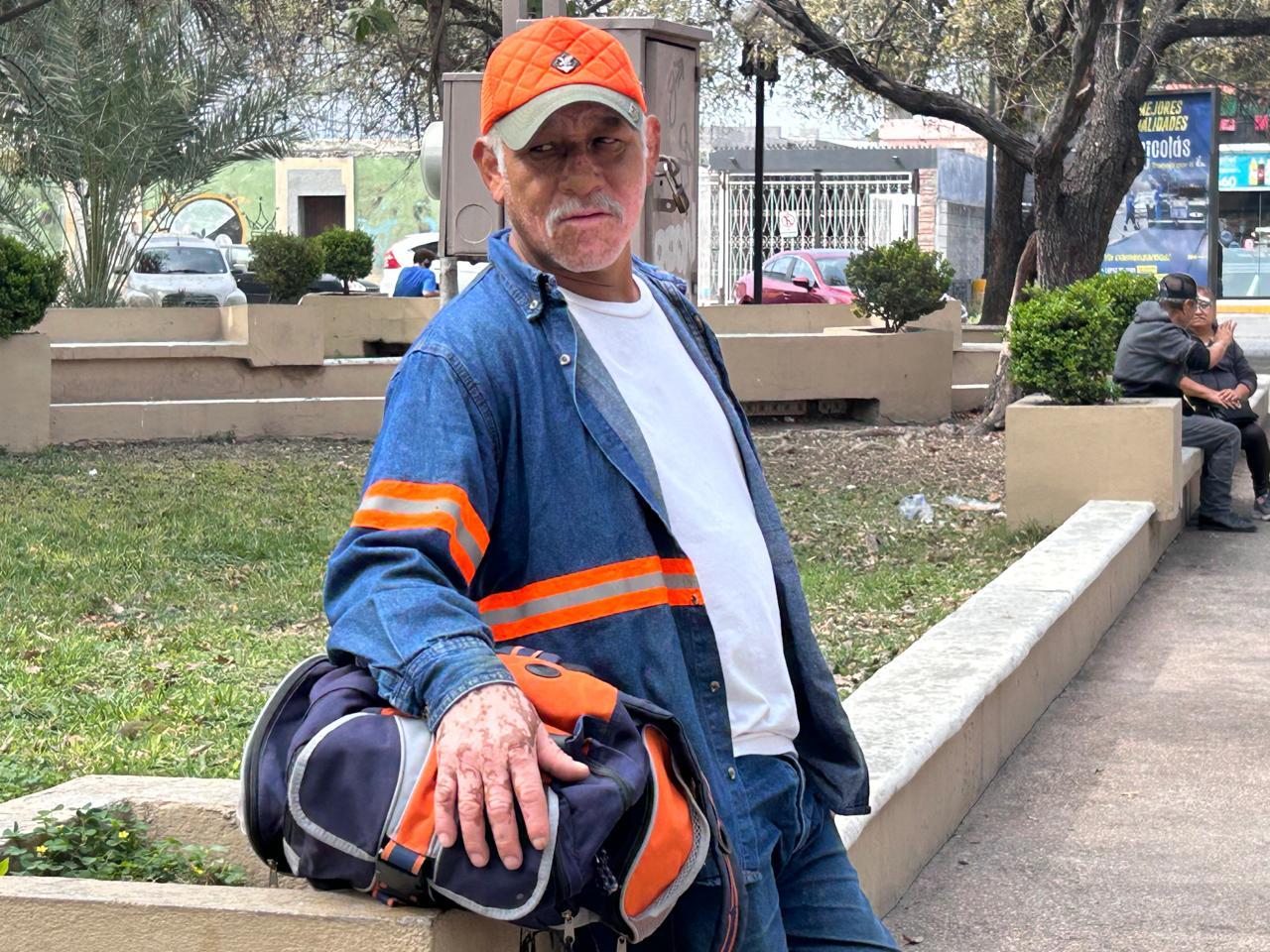 Uno de los hombres que busca empleo en la plaza Juárez de San Nicolás de los Garza. Foto: Rosy Sandoval.