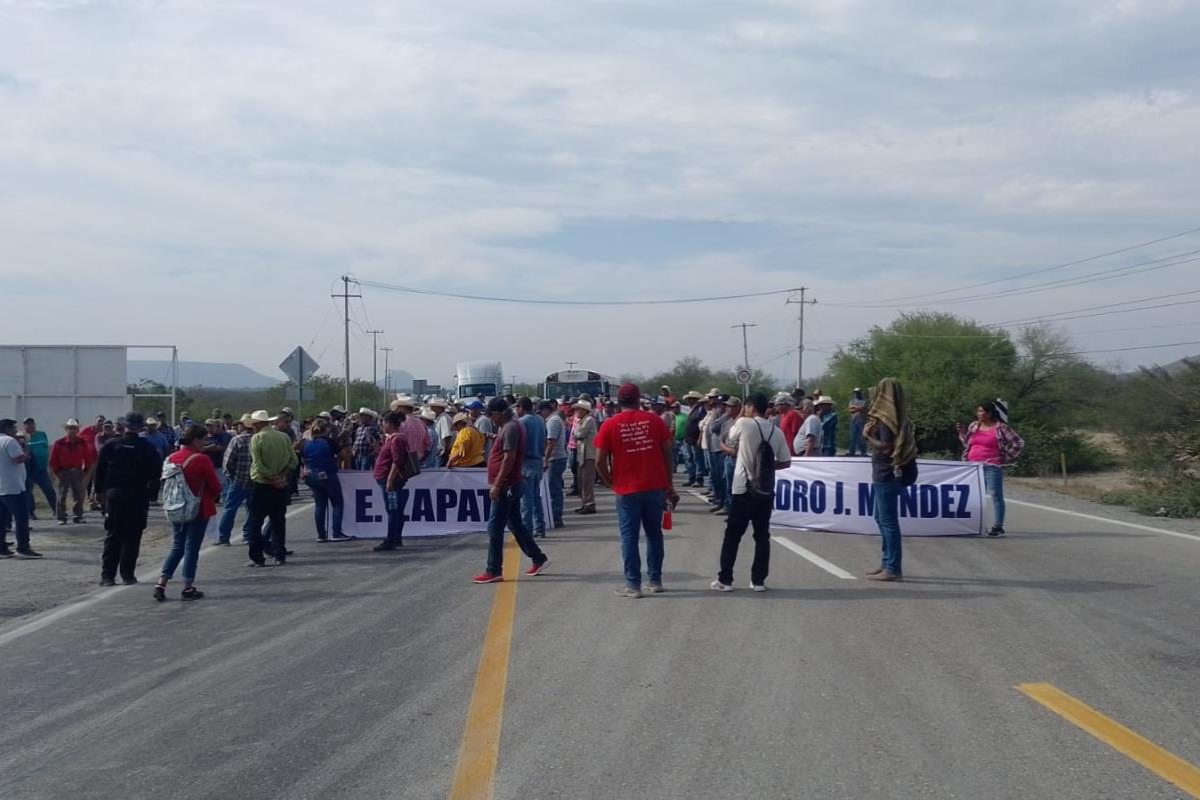 En diversas ocasiones, los ejidatarios afectados de Llera han llevado a cabo el cierre de carreteras como protesta por el incumplimiento del contrato por parte de la empresa eólica. Foto: Carlos García