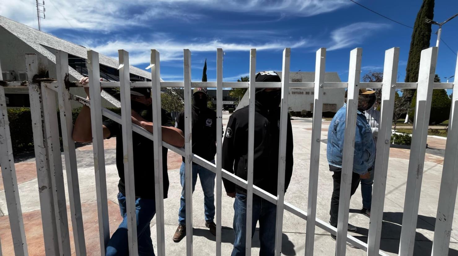 Encapuchados, los estudiantes de la Normal Aguilera tomaron la SEED. Foto: Alejandro Ávila.