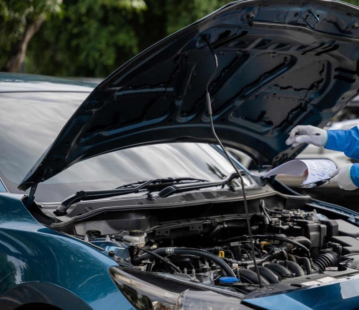 Un trabajador de una fábrica automotriz en Nuevo León. Foto: Canva.