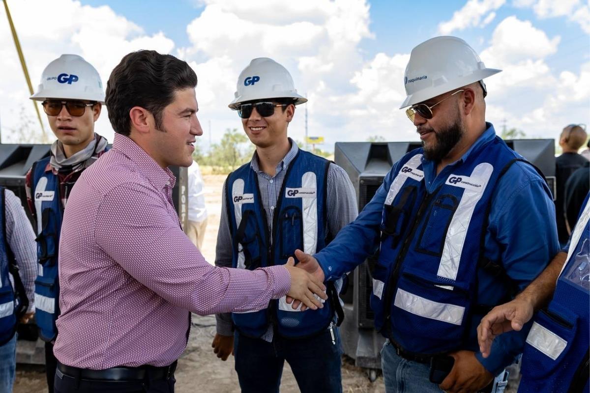 El Gobernador de Nuevo León, Samuel García en el banderazo de arranque de una empresa. Foto: Facebook Gobierno de Nuevo León