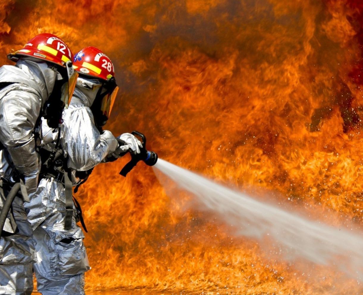 Bomberos combatiendo un fuerte incendio provocado por las altas temperaturas en la ciudad de Monterrey. Foto: Canva.