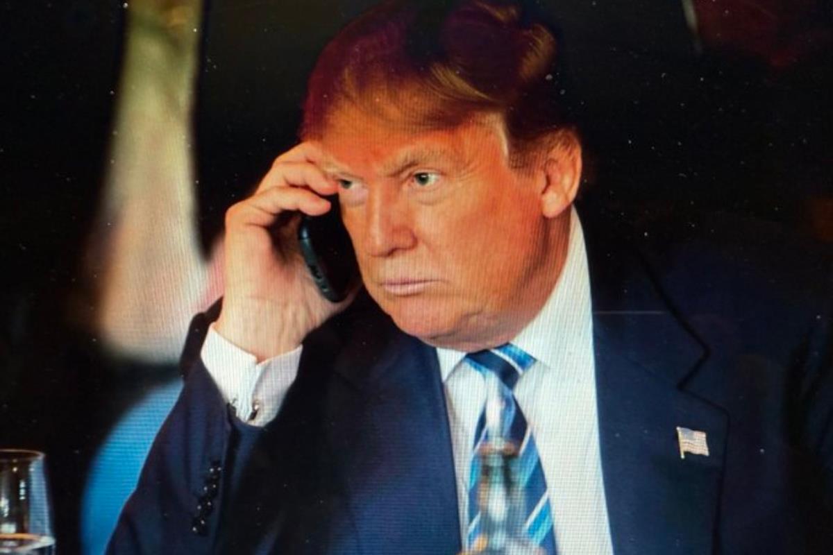 Donald Trump hablando por teléfono Foto: X(Twitter) @Armandoreporta