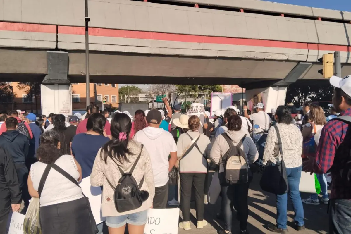 Locatarios de mercados públicos reunidos para dar inicio a su marcha. Foto: Ramón Ramírez