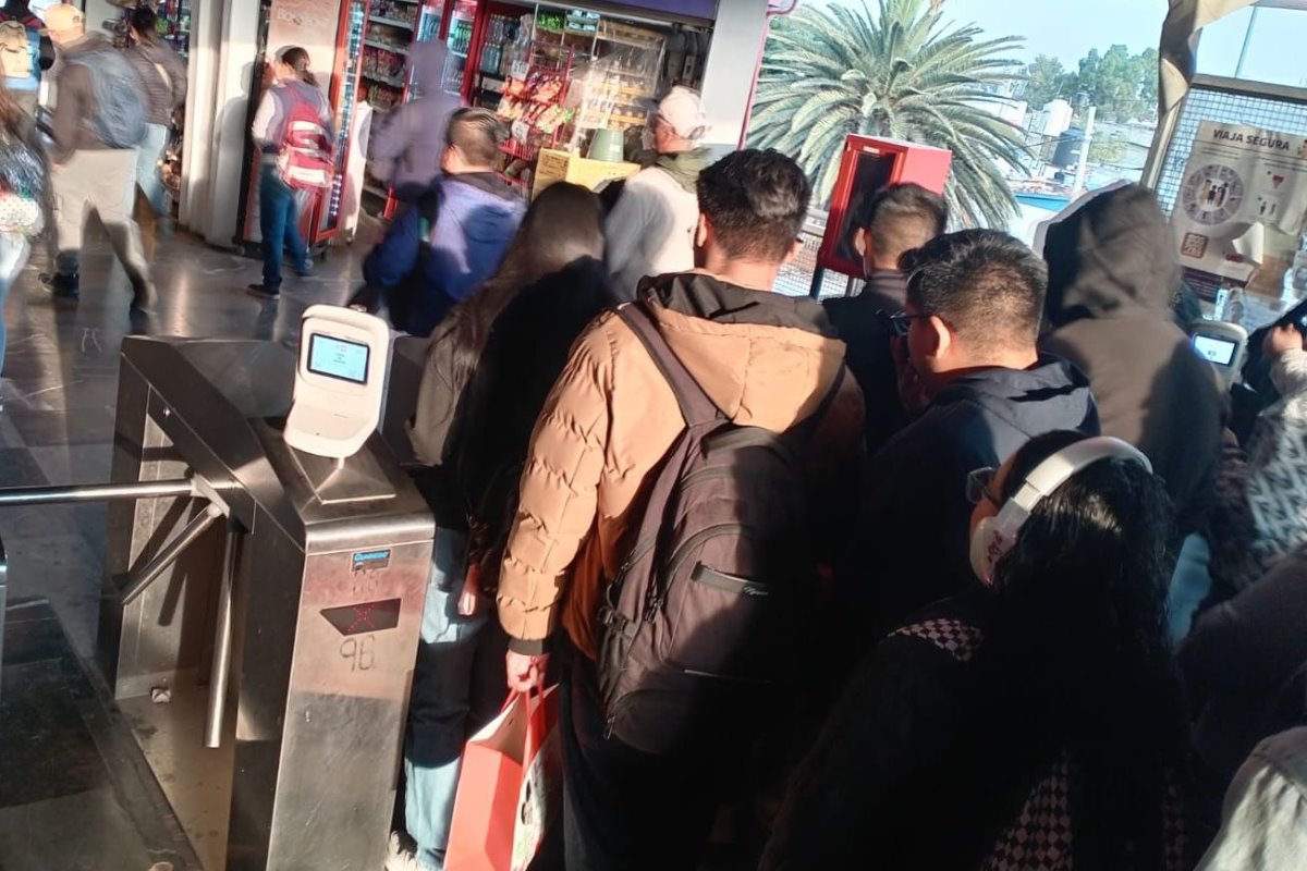 Personas entrando a la estación del Metro de CDMX.    Foto: X (@MetroCDMX)