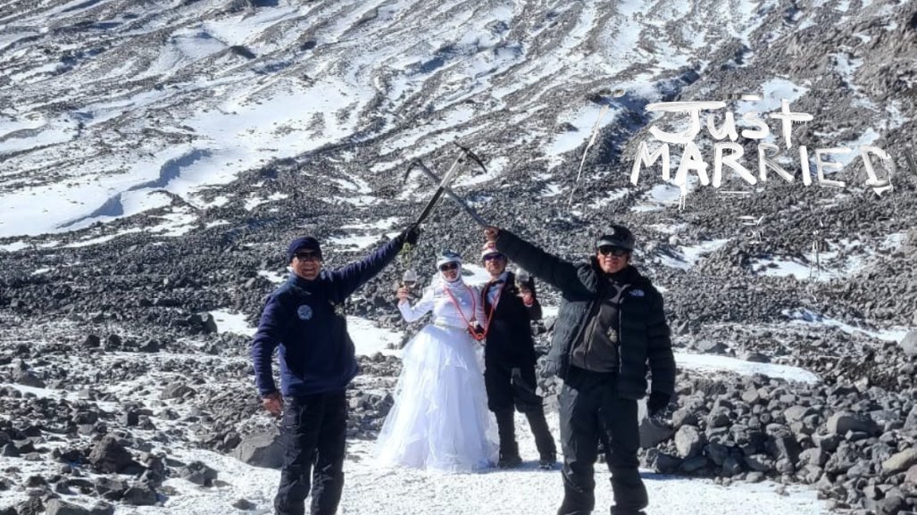 Un matrimonio de altura, alpinistas se dan el sí en el Pico de Orizaba