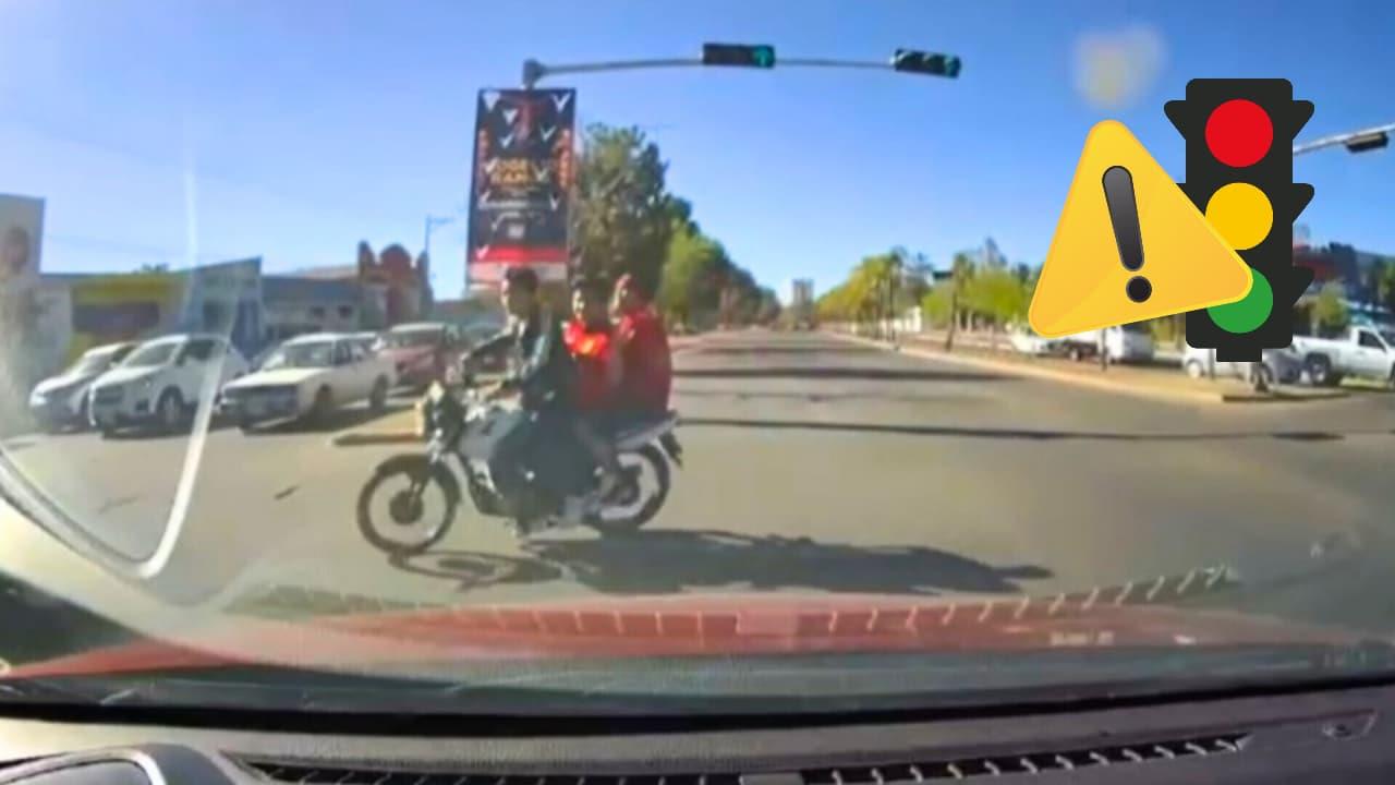 Captan en video el momento en que motociclista se pasa la luz roja, pudiendo haber ocasionado un accidente | Foto: captura de pantalla