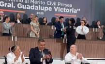 Raúl Cantú entrega la medalla Mérito Civil Presea a policías y ciudadanos en Salinas Victoria