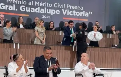 Raúl Cantú entrega la medalla Mérito Civil Presea a policías y ciudadanos en Salinas Victoria