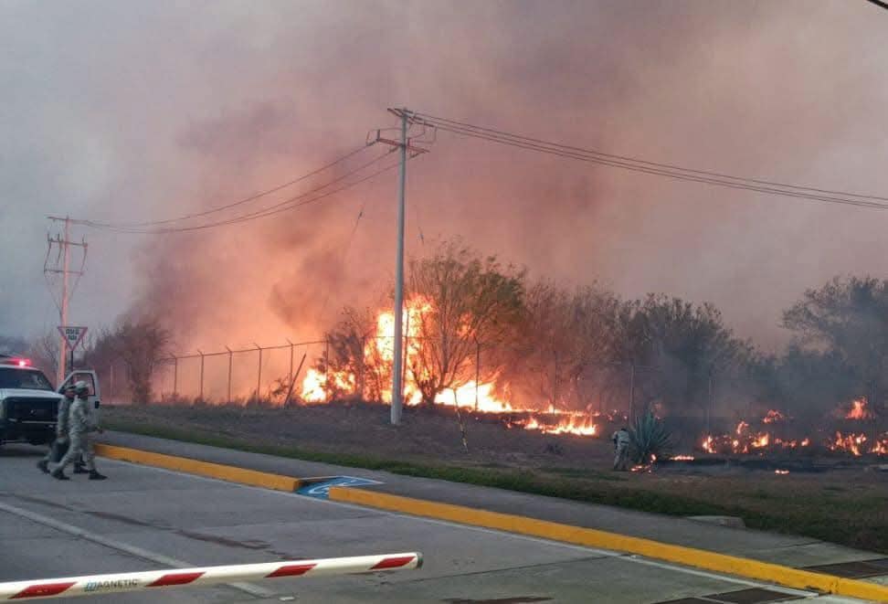 El fuego se propagó rápidamente debido a las ráfagas de viento ocasionadas por la entrada del frente frío número 31. Foto: Redes sociales