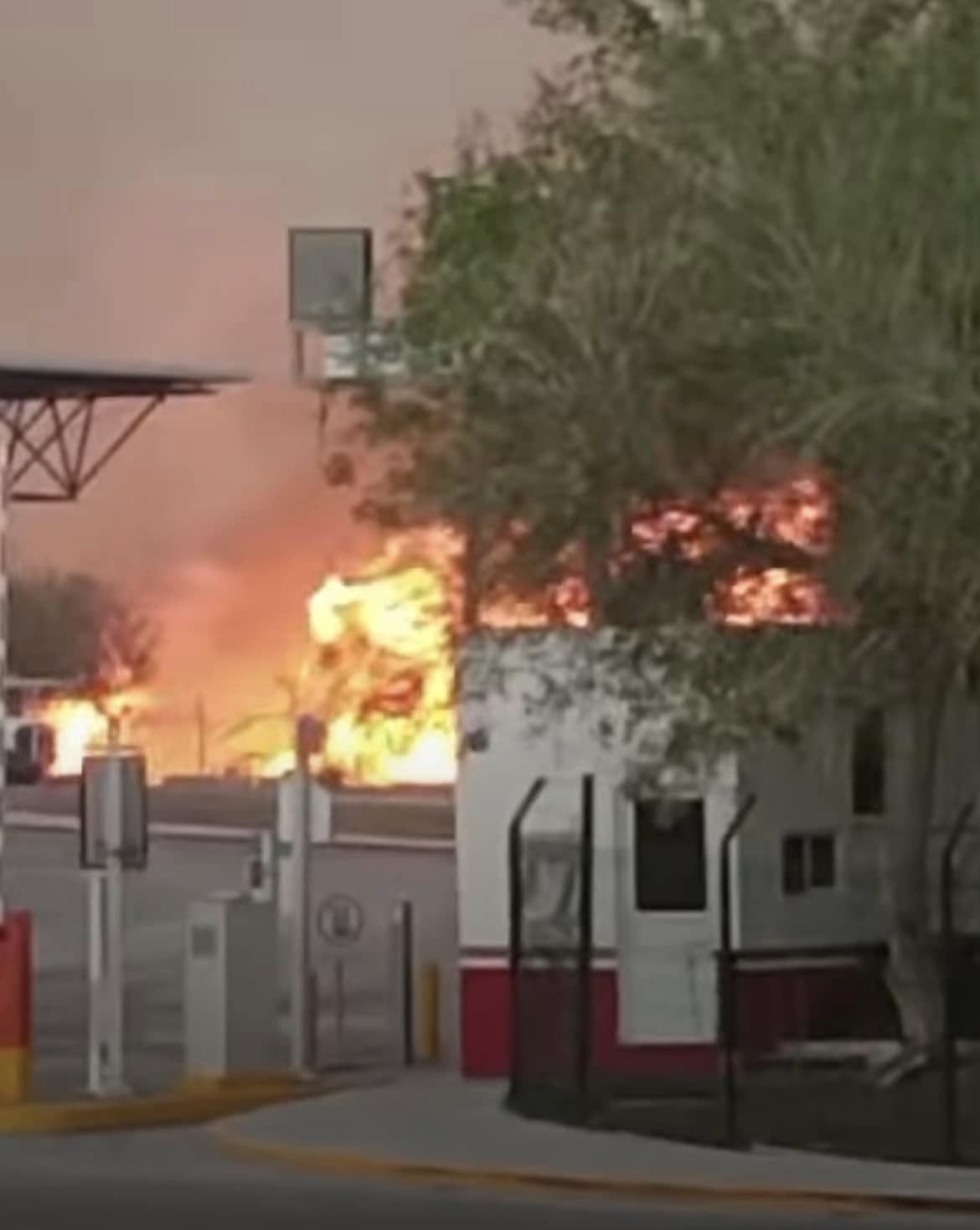 El fuego se propagó rápidamente debido a las ráfagas de viento ocasionadas por la entrada del frente frío número 31. Foto: Redes sociales 