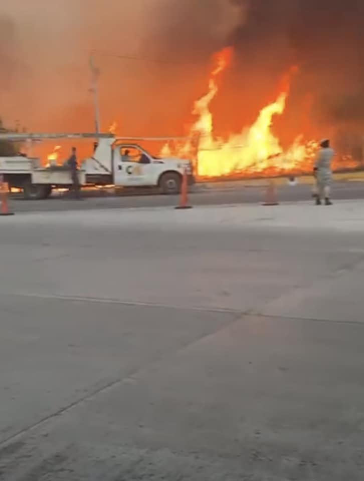 El fuego se propagó rápidamente debido a las ráfagas de viento ocasionadas por la entrada del frente frío número 31. Foto: Redes sociales 