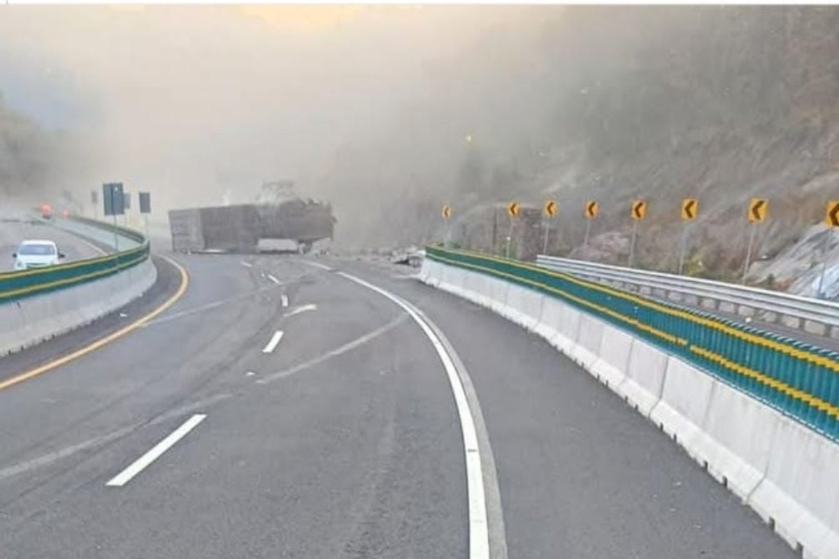 El cierre de la autopista La Pera-Cuautla  duró alrededor de dos horas, aunque el retiro de la unidad siniestrada y la carga tardó más tiempo. Foto: David Monroy