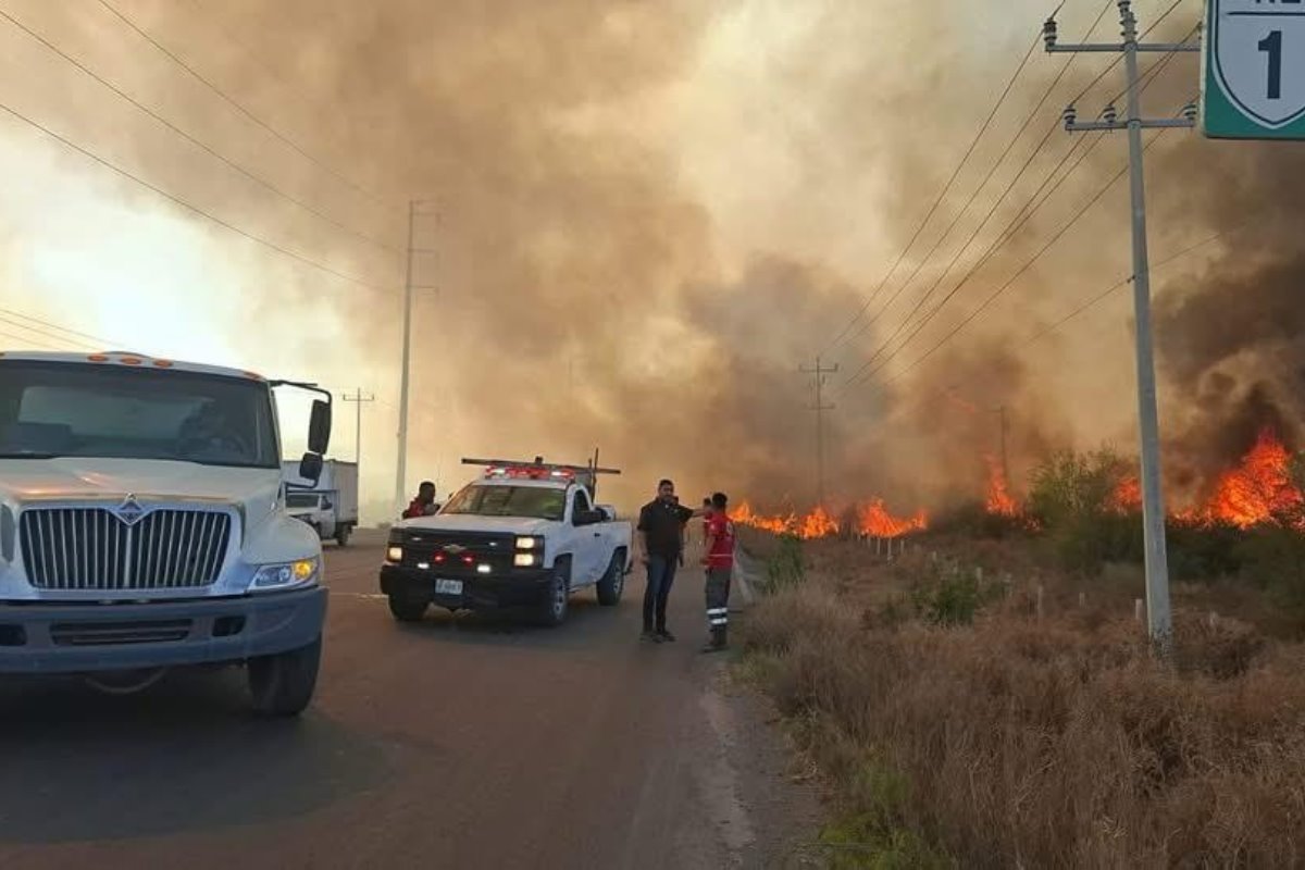 El incendio provocó el cierre total de la carretera a Colombia/Foto: Secretaria de Seguridad y Vialidad de Salinas Victoria