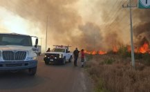 Cierran Carretera a Colombia por incendio en Salinas Victoria