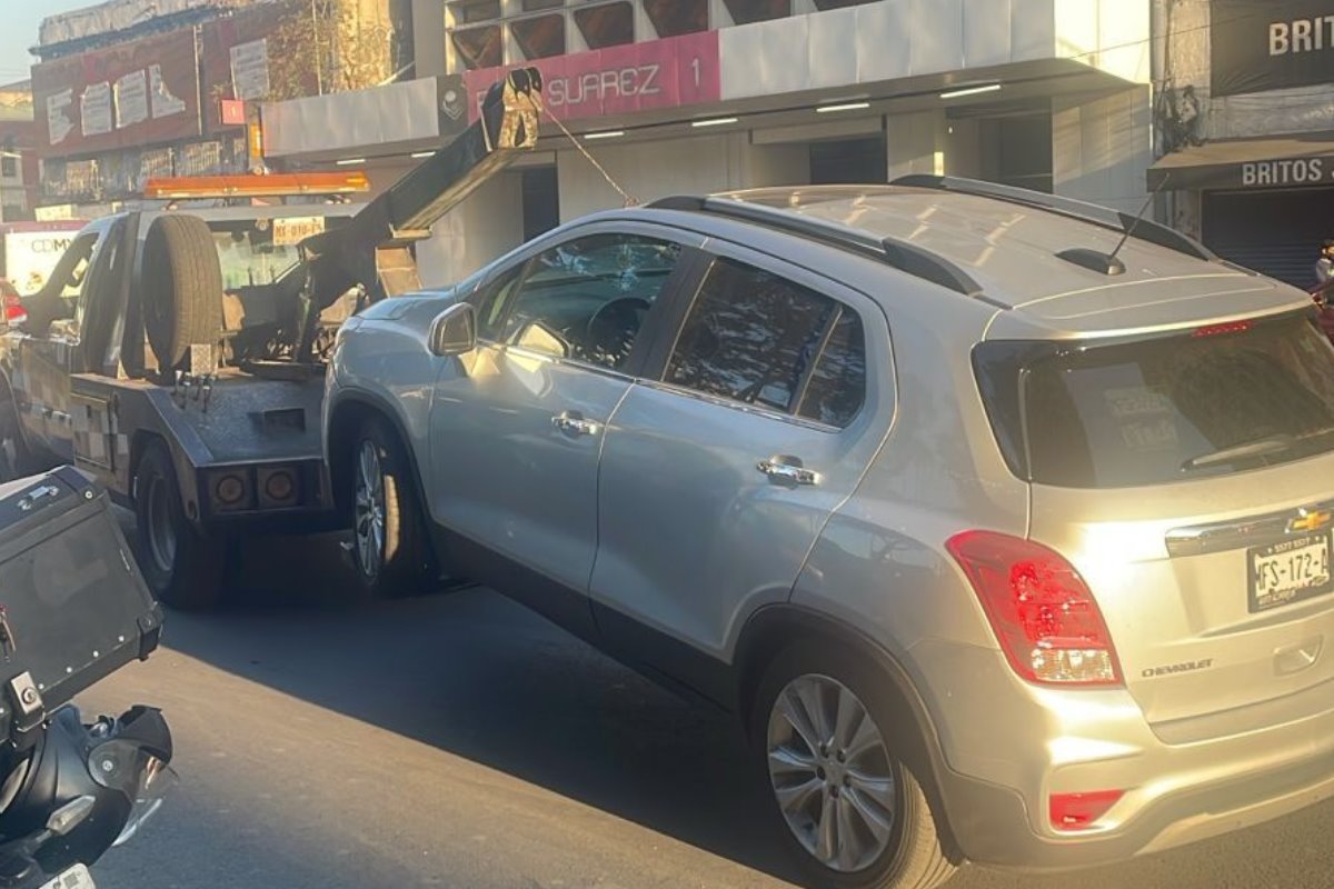 Auto embestido por tráiler. Ramón Ramírez