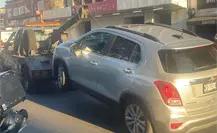 Tráiler impacta auto compacto y chofer huye del lugar, ocurrió en Izazaga