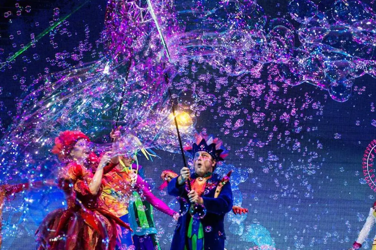 Show de Underwater Bubble. Foto: Instagram @underwaterbubbleshowmx | Canva