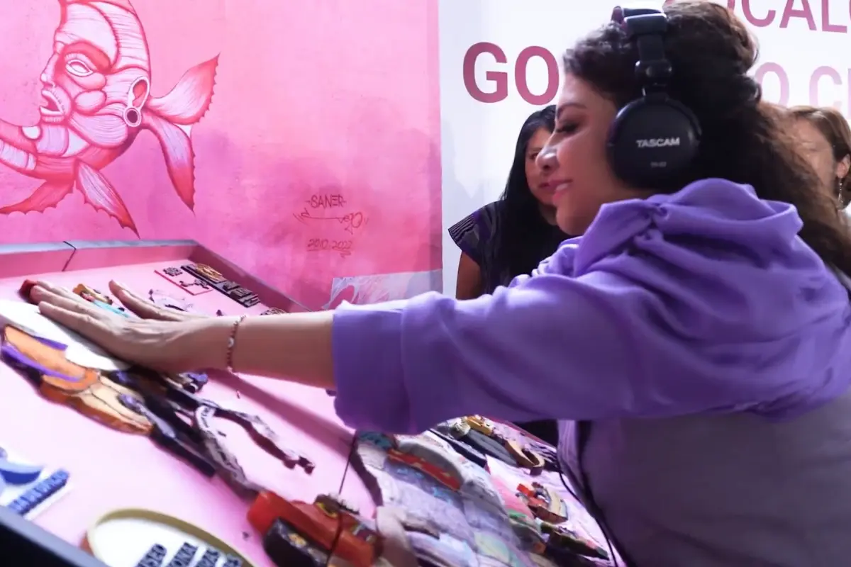 Jefa de Gobierno de la CDMX, Clara Brugada, tocando un mural.     Foto: Captura de pantalla X (@ClaraBrugadaM)