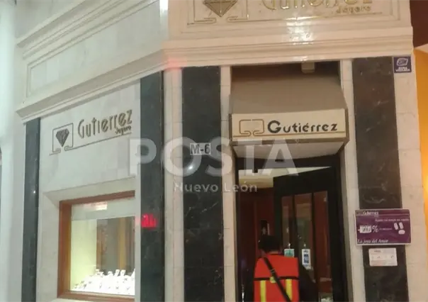 A punta de pistola delincuentes roban joyería de Plaza La Silla en Monterrey