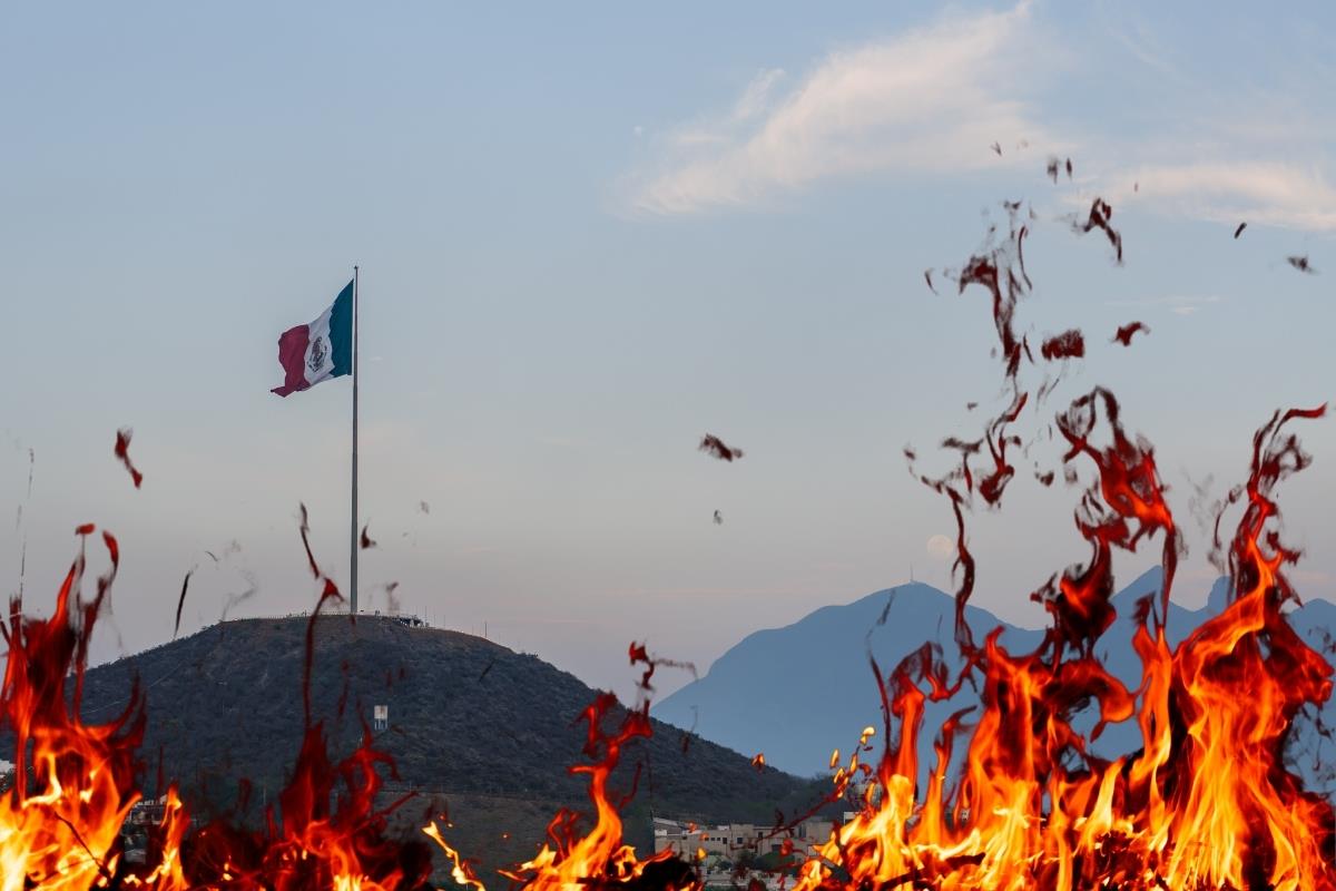 Asta bandera en el Obispado y fuego. Foto: Canva