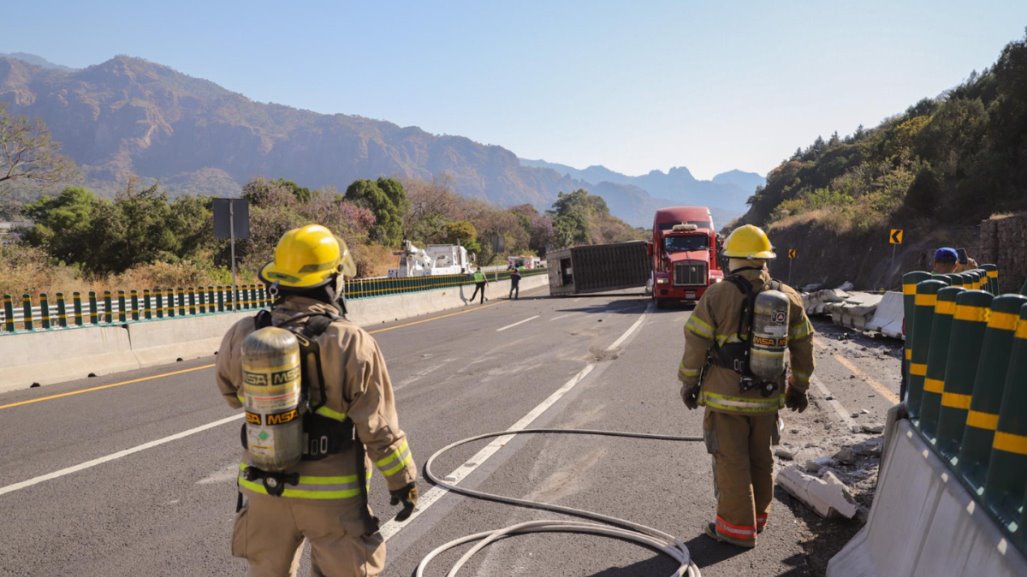 Vuelca tráiler con cilindros de gas en la México-Cuautla