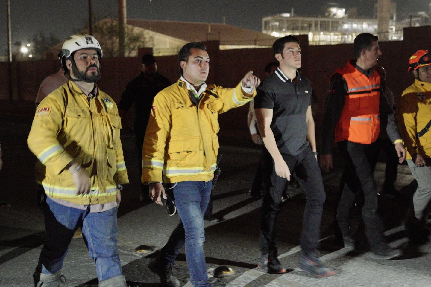 Manuel Guerra Cavazos y Samuel García junto a los elementos de Protección Civil en la zona del incendio. Foto: Facebook Manuel Guerra Cavazos.