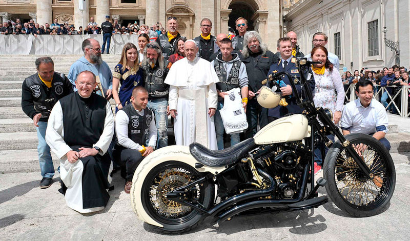 El Papa Francisco recibió una motocicleta como regalo. Foto: Motociclo.