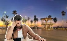 Esto te puede costar usar las jardineras del malecón como baño público