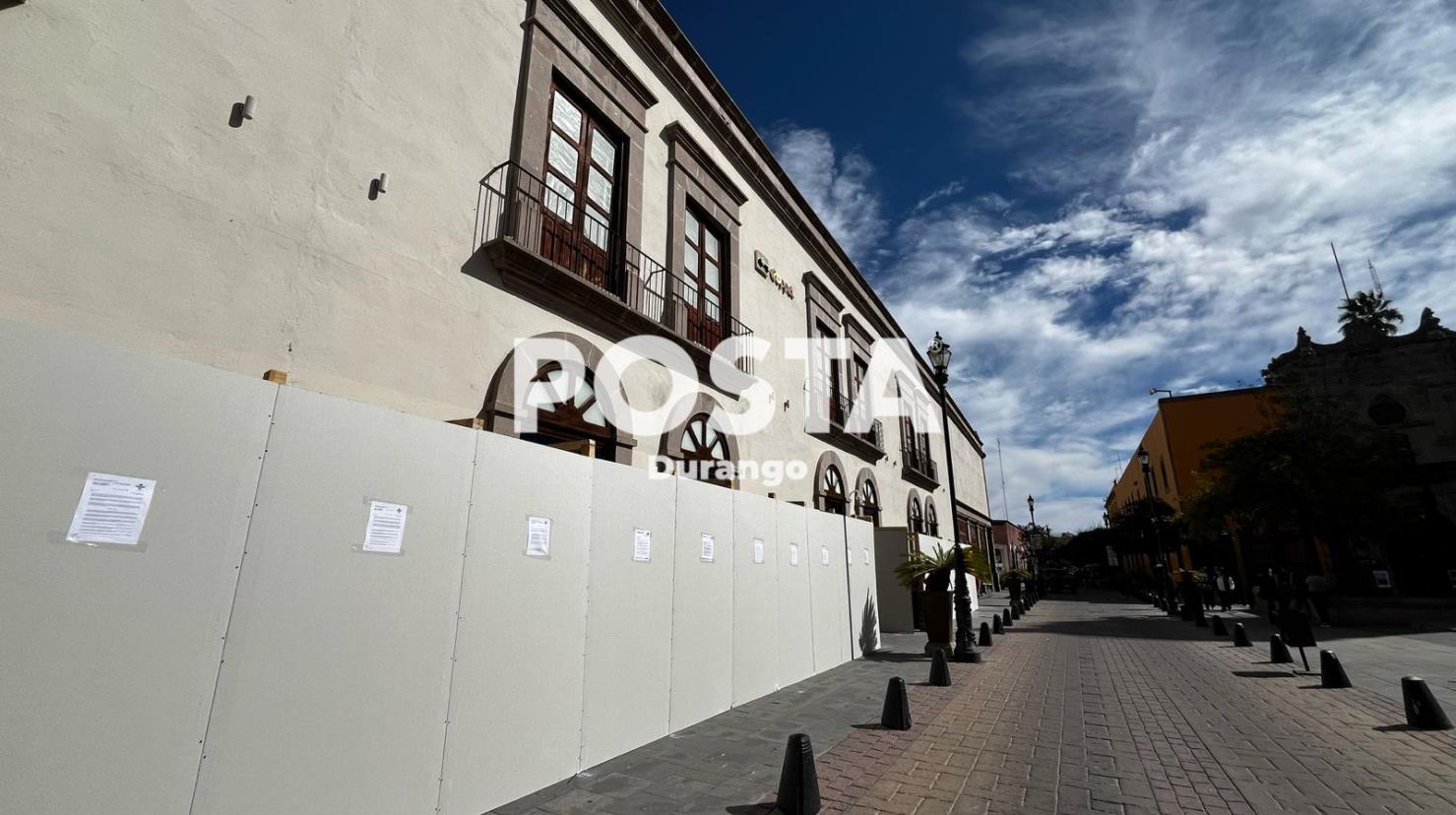 La tienda Coppel colocó tablones en su fachada de la calle Constitución. Foto: Alejandro Ávila.