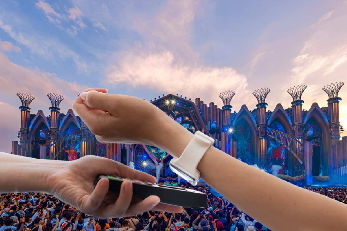 Personas pagando con una pulsera cashless y de fondo el tesfival EDC.    Foto: IG (edc_mexico) | Freepik | Canva