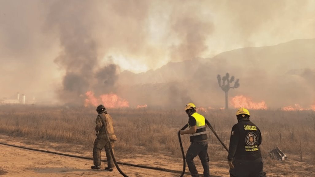 Combaten incendios en Santa Catarina; evacúan área industrial y sector habitacional